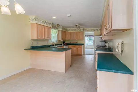 Kitchen - 14 Timbercreek Dr, Herrin, IL 62948 photo 4 of 4