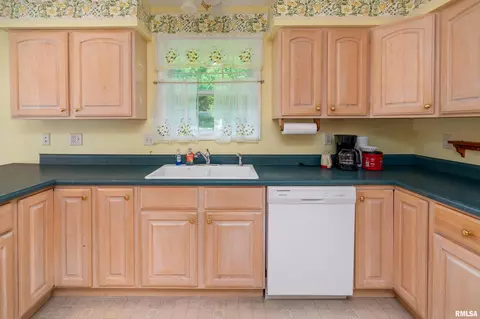 Kitchen - 14 Timbercreek Dr, Herrin, IL 62948 photo 2 of 4