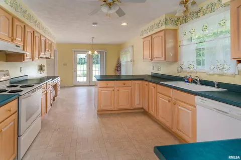 Kitchen - 14 Timbercreek Dr, Herrin, IL 62948 photo 1 of 4