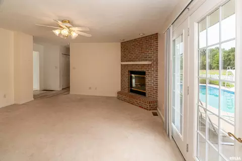 Living - 14 Timbercreek Dr, Herrin, IL 62948 photo 3 of 5