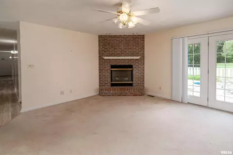 Living - 14 Timbercreek Dr, Herrin, IL 62948 photo 4 of 5
