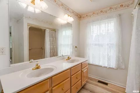 Bath - 14 Timbercreek Dr, Herrin, IL 62948 photo 1 of 4