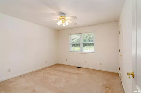 Bedroom - 14 Timbercreek Dr, Herrin, IL 62948 photo 7 of 8
