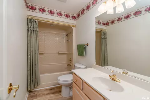 Bath - 14 Timbercreek Dr, Herrin, IL 62948 photo 3 of 4