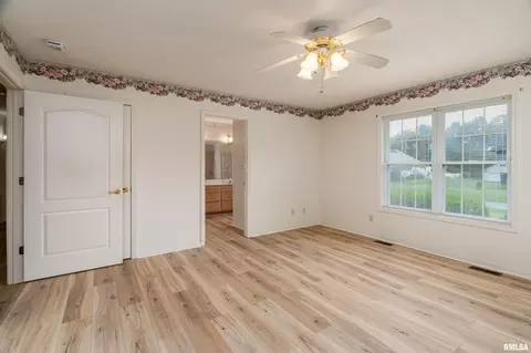 Bedroom - 14 Timbercreek Dr, Herrin, IL 62948 photo 2 of 8