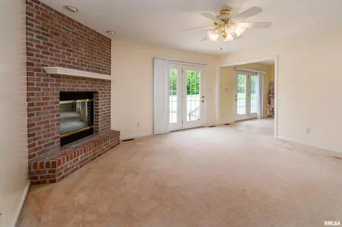 Living - 14 Timbercreek Dr, Herrin, IL 62948 photo 5 of 5