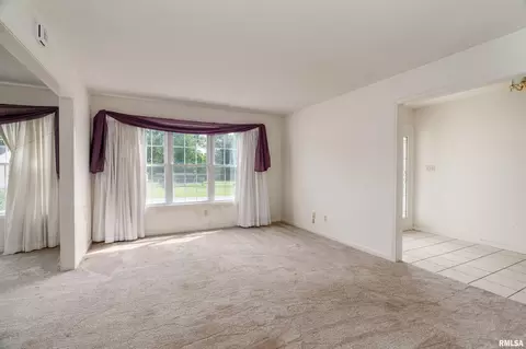 Living - 14 Timbercreek Dr, Herrin, IL 62948 photo 2 of 5