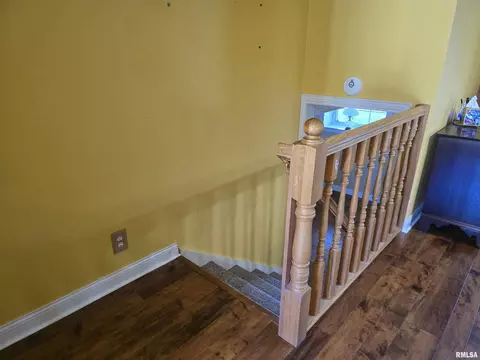 Entry Way - 15 Gettysburg Dr, Canton, IL 61520 photo 2 of 2