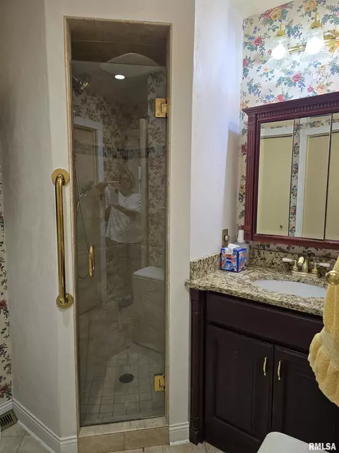 Bath - 15 Gettysburg Dr, Canton, IL 61520 photo 3 of 7