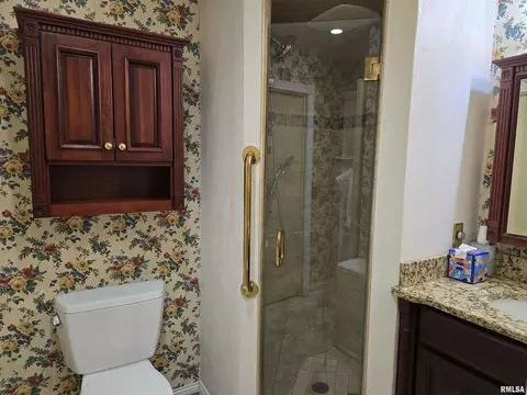 Bath - 15 Gettysburg Dr, Canton, IL 61520 photo 2 of 7