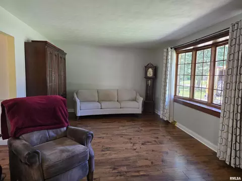 Living - 15 Gettysburg Dr, Canton, IL 61520 photo 2 of 5