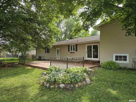 Exterior - 15 Gettysburg Dr, Canton, IL 61520 photo 6 of 7
