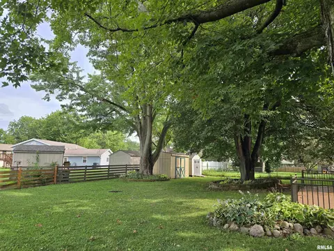 Exterior - 15 Gettysburg Dr, Canton, IL 61520 photo 5 of 7