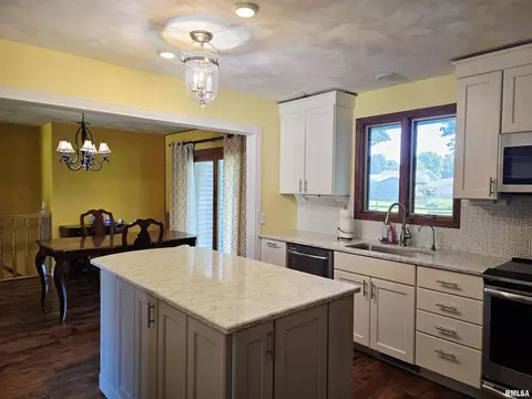Kitchen - 15 Gettysburg Dr, Canton, IL 61520 photo 3 of 7