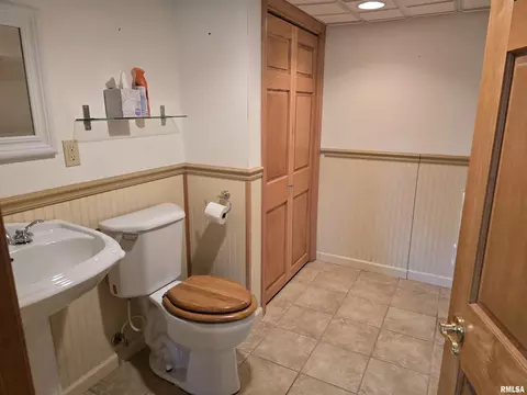 Bath - 15 Gettysburg Dr, Canton, IL 61520 photo 6 of 7