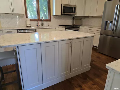 Kitchen - 15 Gettysburg Dr, Canton, IL 61520 photo 6 of 7