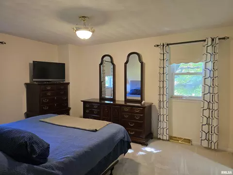 Bedroom - 15 Gettysburg Dr, Canton, IL 61520 photo 1 of 11