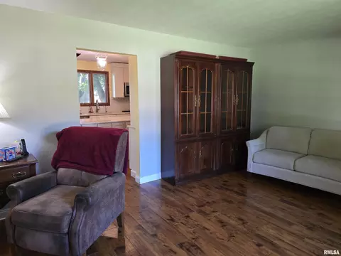 Living - 15 Gettysburg Dr, Canton, IL 61520 photo 4 of 5