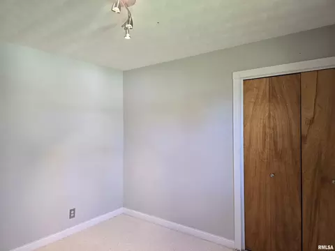 Bedroom - 15 Gettysburg Dr, Canton, IL 61520 photo 6 of 11