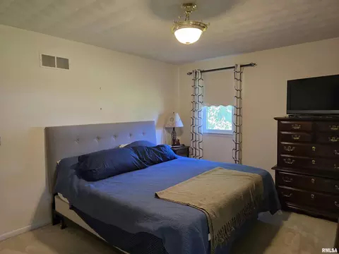 Bedroom - 15 Gettysburg Dr, Canton, IL 61520 photo 2 of 11