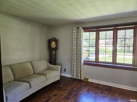 Living - 15 Gettysburg Dr, Canton, IL 61520 photo 1 of 5