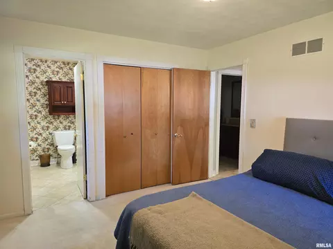 Bedroom - 15 Gettysburg Dr, Canton, IL 61520 photo 3 of 11