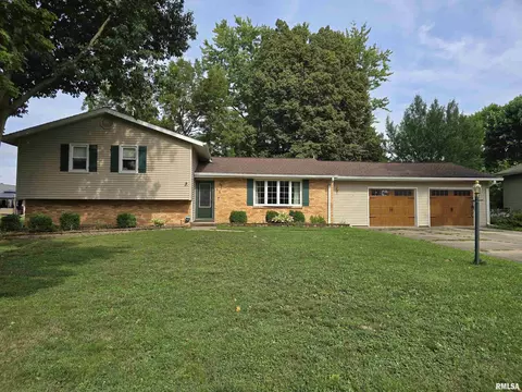Exterior - 15 Gettysburg Dr, Canton, IL 61520 photo 2 of 7