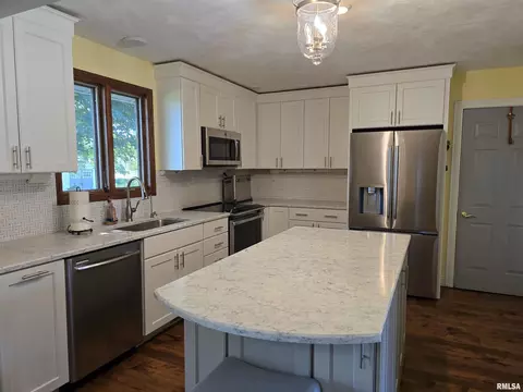 Kitchen - 15 Gettysburg Dr, Canton, IL 61520 photo 1 of 7