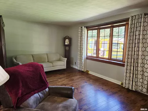 Living - 15 Gettysburg Dr, Canton, IL 61520 photo 3 of 5