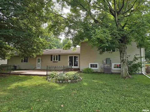 Exterior - 15 Gettysburg Dr, Canton, IL 61520 photo 4 of 7