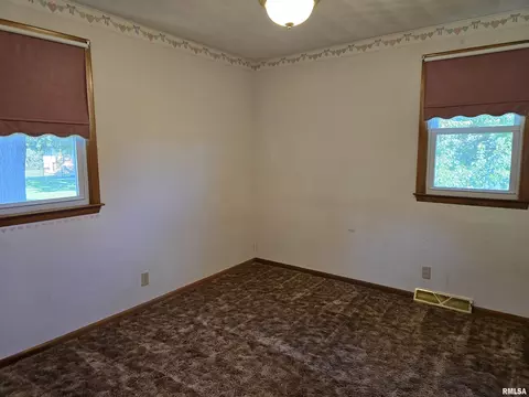 Bedroom - 15 Gettysburg Dr, Canton, IL 61520 photo 9 of 11
