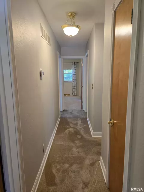 Entry Way - 15 Gettysburg Dr, Canton, IL 61520 photo 1 of 2