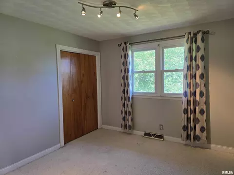 Bedroom - 15 Gettysburg Dr, Canton, IL 61520 photo 7 of 11