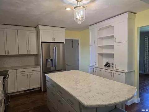 Kitchen - 15 Gettysburg Dr, Canton, IL 61520 photo 2 of 7
