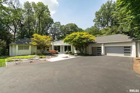 9705 N Cherrybark Ct, Peoria, IL 61615