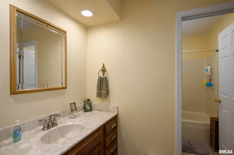 Bath - 1705 Caesar Ln, Marion, IL 62959 photo 2 of 3