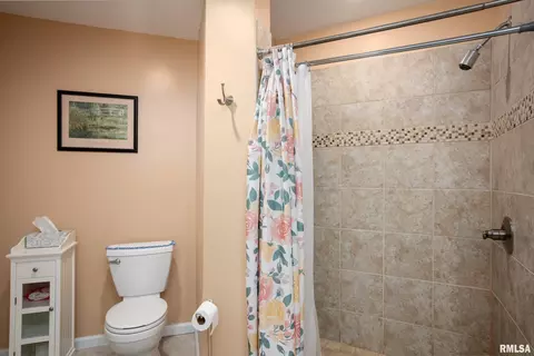 Bath - 1705 Caesar Ln, Marion, IL 62959 photo 1 of 3
