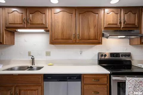 Kitchen - 1705 Caesar Ln, Marion, IL 62959 photo 2 of 3