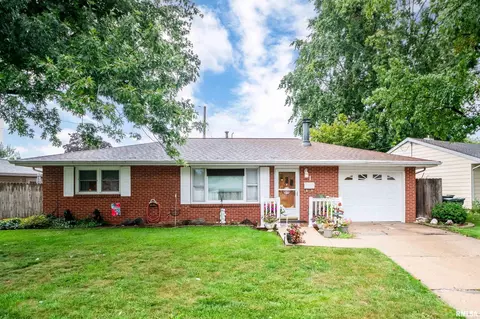 1 Brentwood Ct, Pekin, IL 61554