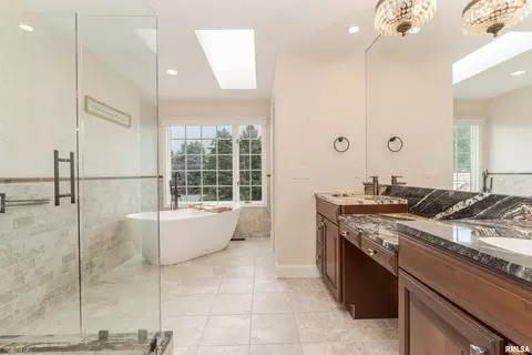 Bath - 3206 Leafy Ln, Bloomington, IL 61704 photo 2 of 7
