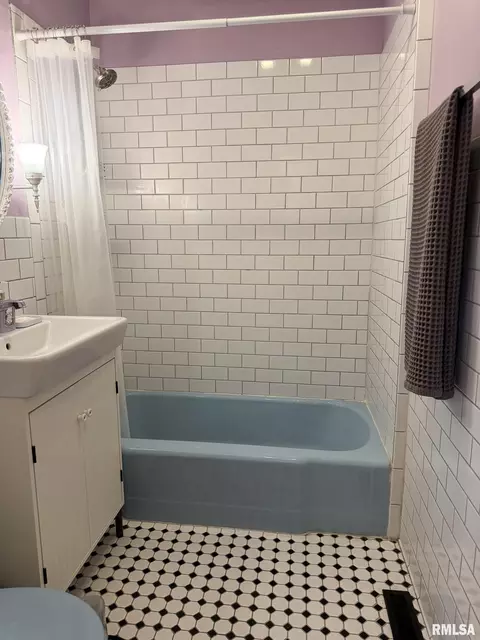 Bath - 126 Penny Ln, Macomb, IL 61455 photo 2 of 4