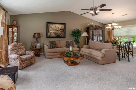 Living - 3212 Cherokee Dr, Marion, IL 62959 photo 2 of 3