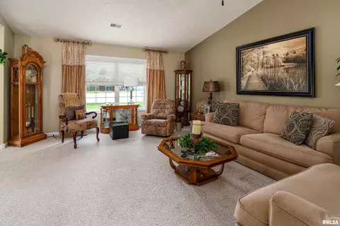 Living - 3212 Cherokee Dr, Marion, IL 62959 photo 1 of 3