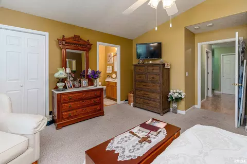 Bedroom - 3212 Cherokee Dr, Marion, IL 62959 photo 3 of 3
