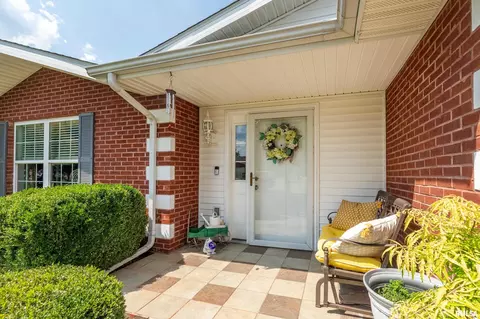 Exterior - 3212 Cherokee Dr, Marion, IL 62959 photo 2 of 6