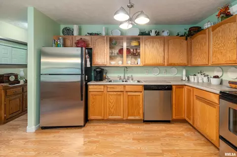 Kitchen - 3212 Cherokee Dr, Marion, IL 62959 photo 2 of 3