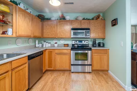 Kitchen - 3212 Cherokee Dr, Marion, IL 62959 photo 3 of 3