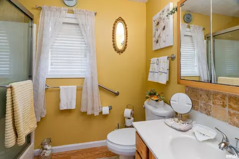 Bath - 3212 Cherokee Dr, Marion, IL 62959 photo 3 of 3