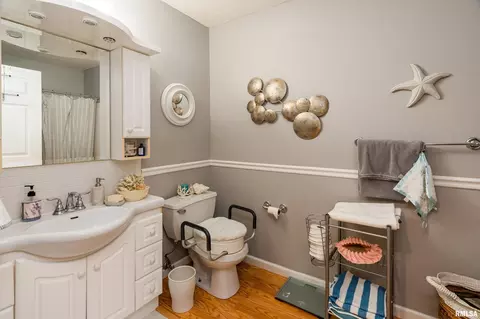 Bath - 3212 Cherokee Dr, Marion, IL 62959 photo 2 of 3