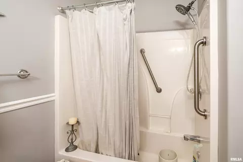 Bath - 3212 Cherokee Dr, Marion, IL 62959 photo 1 of 3